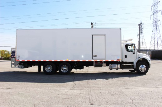 28' Frio™ Truck body on Freightliner M2-106