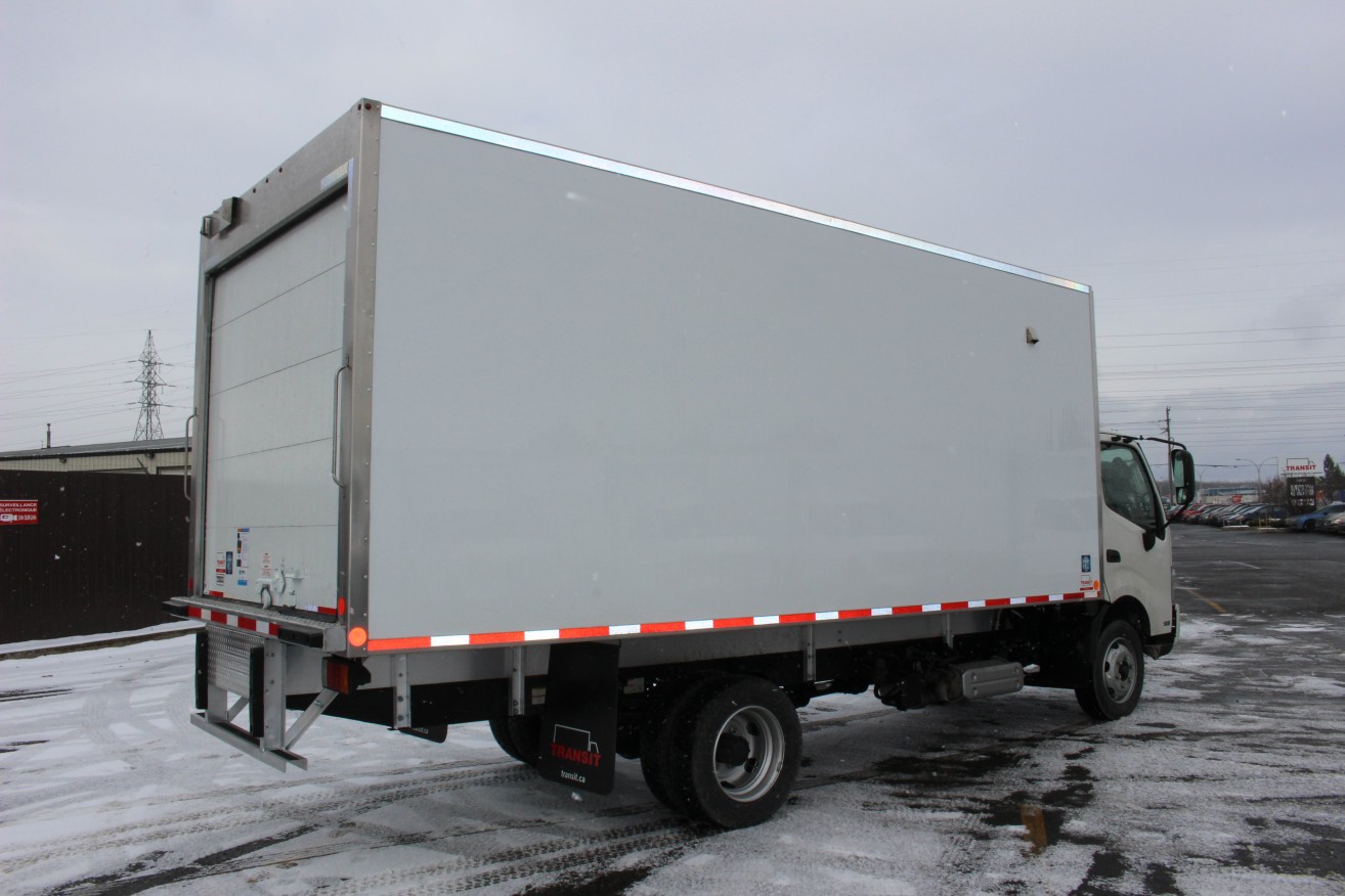 18' Frio™ Truck body on Hino 195