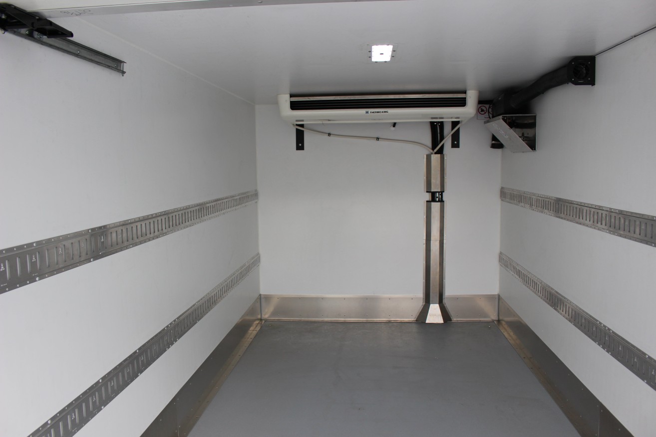 18' Frio™ Truck body on Hino 195