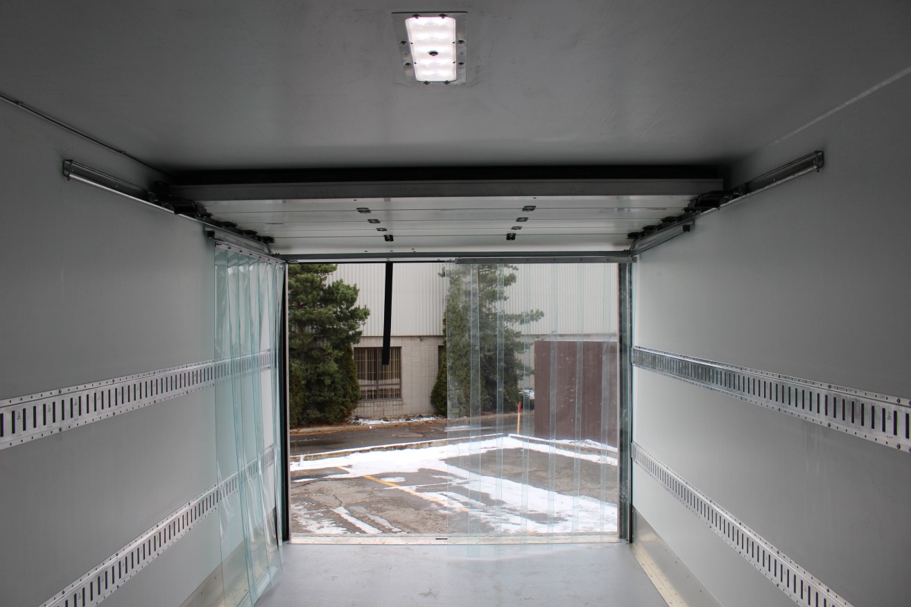 18' Frio™ Truck body on Hino 195